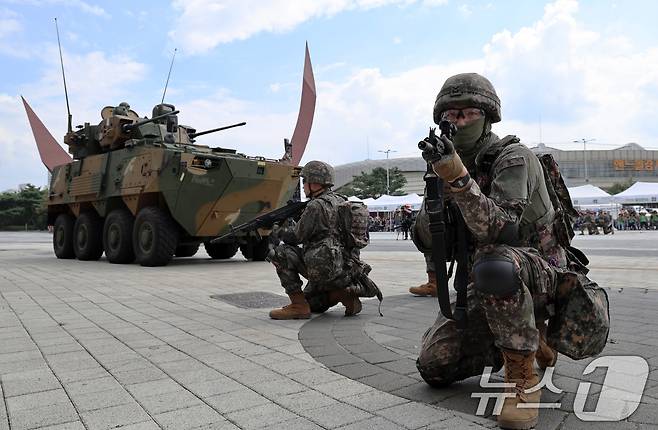 20일 오후 서울 송파구 올림픽공원에서 대테러 종합훈련에서 군 장병들이 차륜형 대공포 '천호'와 함께 미상 드론을 무력화 시범을 보이고 있다. 다중이용시설에서의 테러 대비 태세를 확립하고자 기획된 이번 훈련에는 육군 52사단과 수도방위사령부, 송파구, 지역 경찰서·소방서 등에서 총 340여명이 참여했다. 2024.8.20/뉴스1 ⓒ News1 구윤성 기자