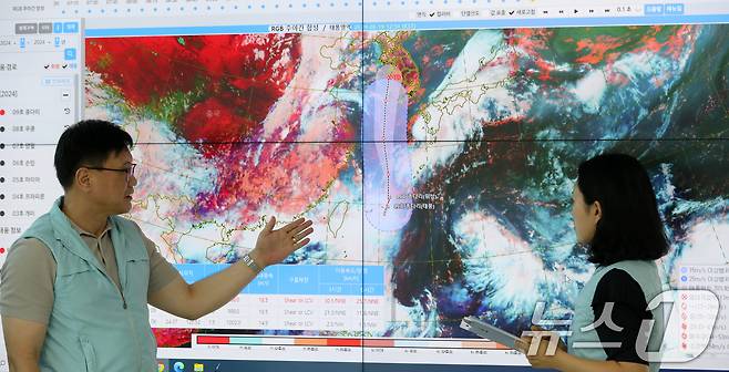 19일 전북자치도 전주시 전주기상지청에서 예보관들이 북상하는 제9호 태풍 '종다리'의 이동 경로를 확인하고 있다. 2024.8.19/뉴스1 ⓒ News1 유경석 기자