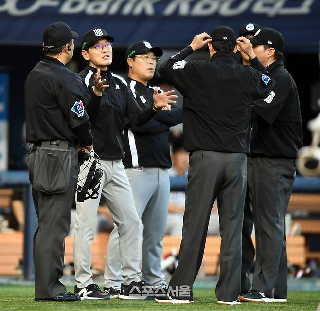 KT 이강철 감독이 28일 잠실야구장에서 열린 2024 KBO리그 두산과 경기 3회말 라모스 몸에 맞는 공 관련 비디오 판독에 대해 항의하고 있다.  2024. 5. 28. 잠실 | 최승섭기자 thunder@sportsseoul.com