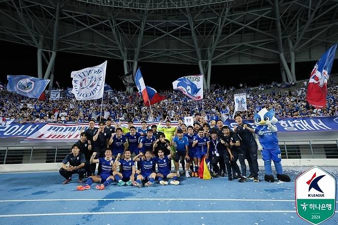 수원 선수단이 18일 전남전에서 승리한 뒤 단체 사진을 촬영하고 있다. 사진 | 한국프로축구연맹