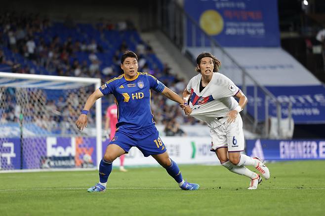 울산문수축구경기장/ K리그1/ 울산HDFC vs 수원FC/ 울산 주민규, 수원 최규백/ 경합/ 사진 김정수