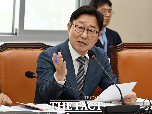 박범계 더불어민주당 의원은 소득세 산정 시 물가연동지수를 반영하도록 하는 내용의 '소득세법 일부개정법률안'을 대표 발의했다고 20일 밝혔다. /배정한 기자