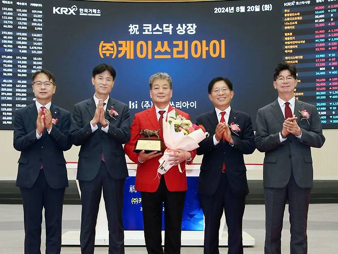 20일 서울 영등포구 한국거래소에서 열린 (주)케이쓰리아이 코스닥시장 상장기념식에서 관계자들이 상장기념패 전달 후 기념 촬영하고 있다. 왼쪽부터 김대영 한국IR협의회 부회장, 민경욱 한국거래소 코스닥시장본부장, 이재영 (주)케이쓰리아이 대표이사, 강성묵 하나증권 대표이사, 김준만 코스닥협회 상무. /한국거래소 제공