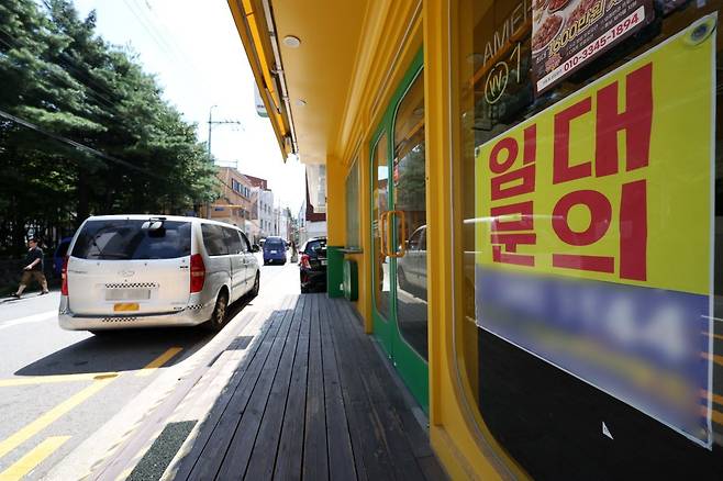 19일 서울의 상가 밀집 지역에 위치한 한 매장 창문에 ‘임대 문의’라는 현수막이 붙어 있다. 뉴시스