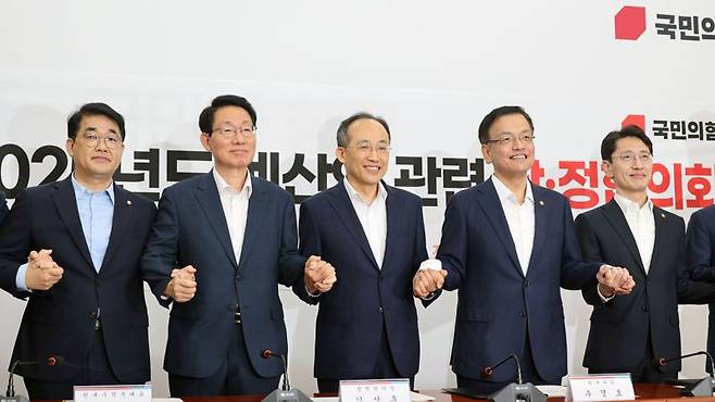 2025년도 예산안 관련 당정협의회가 20일 국회에서 열려 추경호 국민의힘 원내대표(가운데)와 최상목 경제부총리 겸 기획재정부 장관(왼쪽 네번째) 및 참석자들이 회의에 앞서 기념촬영을 하고 있다. 사진=서동일 기자