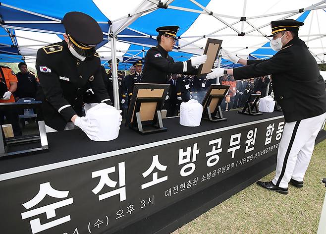 지난 4월 대전 유성구 국립대전현충원 소방공무원묘역에서 제3회 순직소방공무원 합동안장식이 거행되고 있다. (ⓒ뉴스1, 무단 전재-재배포 금지)