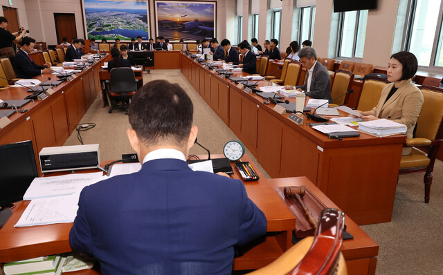 20일 오전 국회 국토교통위원회에서 전세사기피해자 지원 및 주거 안정에 관한 특별법 일부개정법률안 등을 심의하는 국토법안심사소위원회가 진행되고 있다. 연합뉴스