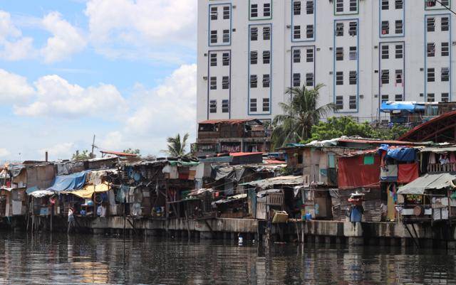 7월 3일 필리핀 수도 마닐라 파시그강 바로 옆에 판자촌이 길게 형성돼 있다. 마닐라=허경주 특파원