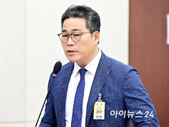 백해룡 강서경찰서 화곡지구대장(전 영등포서 형사과장)이 20일 서울 여의도 국회에서 열린 제417회 국회 임시회 제2차 행정안전위원회 마약수사 외압 의혹 관련 청문회에서 의원 질의에 답변하고 있다. [사진=곽영래 기자]