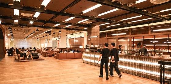 로봇과 첨단 디지털 장비로 무장한 미래형 오피스인 서울 성동구 팩토리얼 성수의 지하 라운지. 술·말·일이라는 콘셉트로 트렌디한 바와 안락한 소파, 워크데스크 등이 자리 잡고 있어 입주사 직원들이 자유롭게 여가를 즐기며 네트워킹을 할 수 있는 공간이다. 김경록 기자