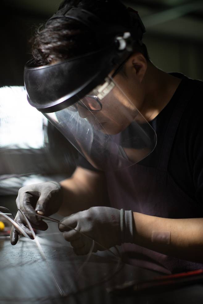 Cheon Woo-sun works on his wire vessels in his studio in Goyang, Gyeonggi [SOLUNA ART GROUP]