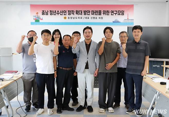 충남도의회 ‘청년수산인 정착 확대 방안 마련을 위한 연구모임’은 지난 19일 서산 청년수산학교에서 2차 회의를 가졌다.