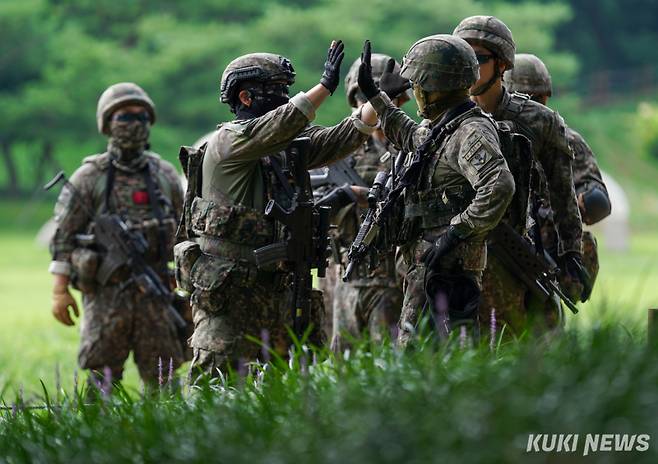 20일 서울 송파구 올림픽공원 KSPODOME에서 열린 국가중요시설 합동대테러훈련에서 군 관계자들이 훈련을 성공적으로 마친 뒤 기뻐하고 있다.