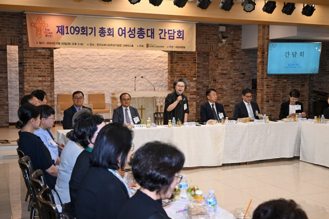 김순미 예장통합 여성위원장이 20일 서울 종로구 한국교회100주년기념관에서 열린 '여성 총대 간담회'를 진행하고 있다. 신석현 포토그래퍼