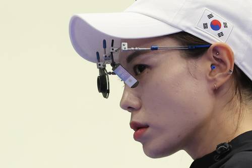 김예지가 지난달 28일 열린 파리올림픽 사격 여자 공기권총 10m 결선에서 과녁을 조준하기 전 어딘가를 응시하고 있다.[연합뉴스]
