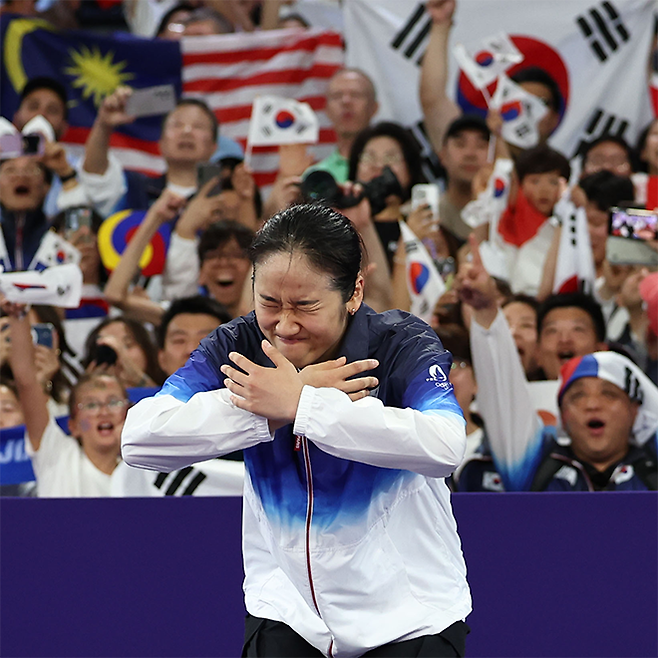 안세영이 2024 파리올림픽 배드민턴 단식 금메달 시상대에 오르고 있다. 사진=연합뉴스 제공