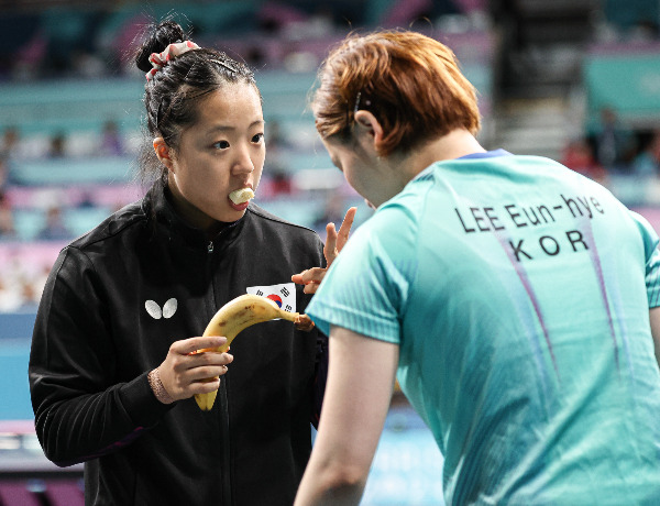 신유빈이 빙그레측과 모델 계약을 하던 와중 있던 미담이 뒤늦게 전해졌다. 사진은 2024 파리올림픽 탁구 여자 단체 동메달 결정전에서 신유빈이 이은혜에게 조언하고 있는 모습. /사진=뉴스1