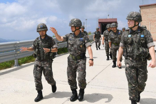 이영수(왼쪽 두 번째) 공군참모총장이 ‘2024 을지 자유의 방패’ 연습 이틀째인 20일 방공관제부대를 찾아 군사대비태세를 점검하고 있다. 공군 제공