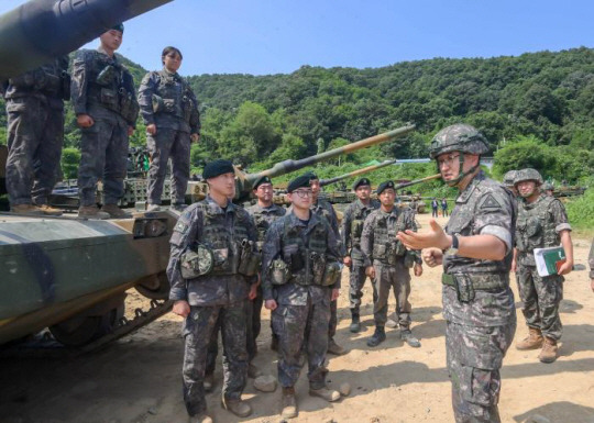 박안수(앞줄 오른쪽) 육군참모총장이 20일 다락대과학화훈련장을 방문해 K2 전차 전력화 사격훈련에 매진하는 8기동사단 장병들을 격려하고 있다. 육군 제공