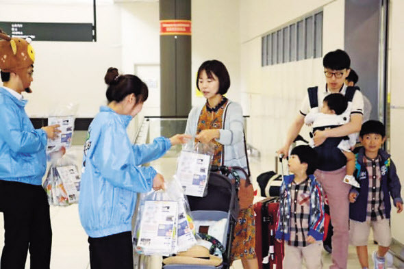 홋카이도 신치토세공항 자료사진. 현지 직원들이 한국인 관광객에 환영식을 열고 선물을 나눠주고 있다. [닛케이 사진]