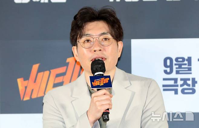 [서울=뉴시스] 김혜진 기자 = 류승완 감독이 20일 오전 서울 용산구 CGV아이파크몰에서 진행된 영화 '베테랑2' 제작보고회에서 인사말을 하고 있다. 2024.08.20. jini@newsis.com