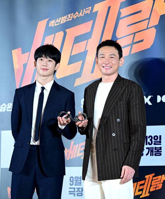 [OSEN=최규한 기자] 20일 오전 서울 용산 CGV에서 영화 ‘베테랑2’ (감독 류승완) 제작보고회가 열렸다.영화 '베테랑2'는 나쁜 놈은 끝까지 잡는 베테랑 서도철 형사(황정민)의 강력범죄수사대에 막내 형사 박선우(정해인)가 합류하면서 세상을 떠들썩하게 한 연쇄살인범을 쫓는 액션범죄수사극이다.배우 황정민(오른쪽)과 정해인이 포토타임을 하고 있다. 2024.08.20 / dreamer@osen.co.kr