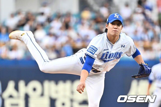 [OSEN=대구, 이석우 기자] 14일 대구삼성라이온즈파크에서 2024 신한 SOL 뱅크 KBO 리그 삼성 라이온즈와 KT 위즈의 경기가 열렸다. 홈팀 삼성은 원태인이 방문팀 KT는 쿠에바스가 선발 출전했다. 삼성 라이온즈 선발 투수 원태인이 역투하고 있다. 2024.08.14 / foto0307@osen.co.kr