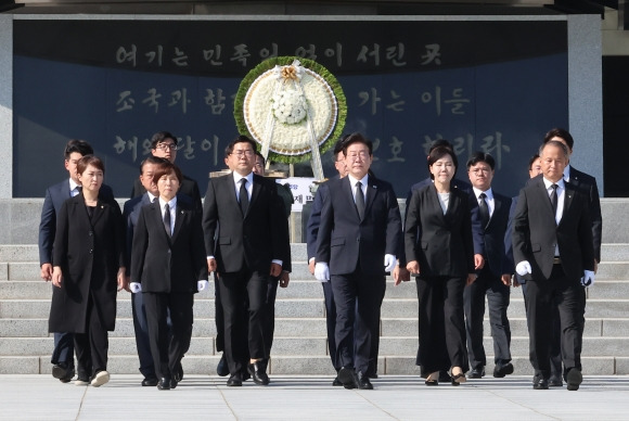 현충원 참배 마친 민주 지도부 - 이재명 신임 더불어민주당 대표가 19일 취임 후 첫 공식 일정으로 서울 동작구 국립서울현충원을 찾아 참배한 뒤 걸어가고 있다. 앞줄 왼쪽부터 현충원 관계자, 박찬대 원내대표, 이 대표, 전현희 최고위원. 두 번째 줄 왼쪽부터 이언주·김병주 최고위원, 박성준 원내수석부대표. 연합뉴스