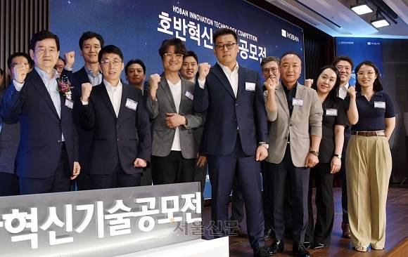 지난달 25일 서울 서초구 호반파크에서 열린 ‘2024 호반혁신기술공모전’ 시상식에서 김선규(왼쪽 첫 번째) 호반그룹 회장과 김대헌(두 번째) 호반그룹 기획총괄사장, 대상을 받은 김경동(세 번째) ㈜올링크 대표를 비롯한 수상자와 임원진이 기념촬영을 하고 있다. 도준석 전문기자