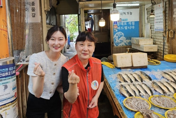 20일 암사종합시장을 격려방문한 김혜지 의원(왼쪽)