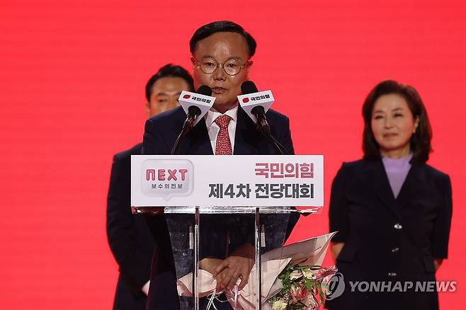 수락 연설하는 김재원 최고위원 (고양=연합뉴스) 한종찬 기자 = 국민의힘 김재원 최고위원이 23일 경기 고양 킨텍스에서 열린 제4차 국민의힘 전당대회에서 최고위원으로 선출된 뒤 수락 연설을 하고 있다. 2024.7.23 [공동취재] saba@yna.co.kr