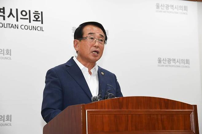 탈당 선언 기자회견 하는 안수일 울산시의원 [울산시의회 제공. 재판매 및 DB 금지]