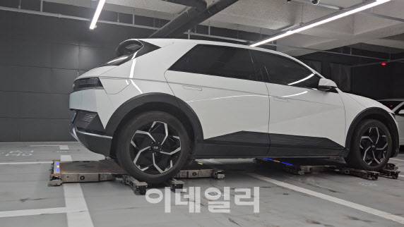 19일 서울 성동구 로봇 친화형 오피스 빌딩 ‘팩토리얼 성수’ 지하주차장 ‘로봇 주차·충전 구역’에서 현대위아가 개발한 무인운반차(AGV) 기반 주차로봇 한 쌍이 주차된 입주사 공유 차량을 빈 주차면에 발레파킹(대리주차)하고 있다.(사진=김범준 기자)