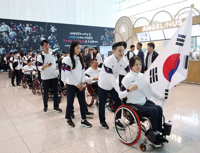 2024 파리 패럴림픽에 출전하는 대한민국 선수단의 펜싱 조은혜(앞)와 배동현 선수단장 등이  21일 오전 인천국제공항에서 출국하고 있다. 사진=연합뉴스