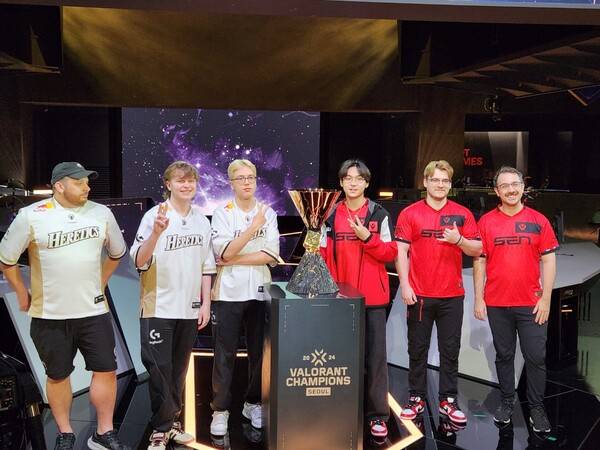 - TH 닐지뇨 감독(좌측부터), TH 벤지피시, TH 우트, SEN 텐즈, SEN 젤시스, SEN 카플란 감독&nbsp;