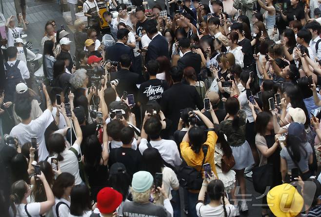 20일 오후 서울 중구 커버낫 명동 플래그쉽 스토어 앞에 (여자)아이들 슈화가 나타나자 팬들이 그의 모습을 핸드폰에 담고 있다. ⓒ News1 권현진 기자