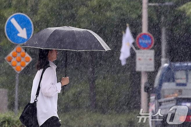 제9호 태풍 '종다리'가 북상 중인 가운데 20일 오후 대구 수성구 달구벌대로 담티고개 인근에 많은 비가 쏟아지고 있다. 2024.8.20/뉴스1 ⓒ News1 공정식 기자