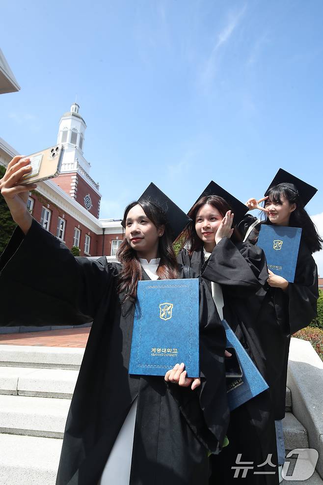 20일 오전 대구 달서구 계명대학교 성서캠퍼스에서 열린 '2023학년도 후기 학위수여식'을 마친 외국인 유학생들이 기념사진을 찍고 있다. 2024.8.20/뉴스1 ⓒ News1 공정식 기자