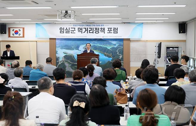 전북자치도 임실군이 군청 농민교육장에서 먹거리정책 포럼을 개최한 가운데 심민 군수가 인사말을 하고 있다.(임실군제공)2024.8.21/뉴스1