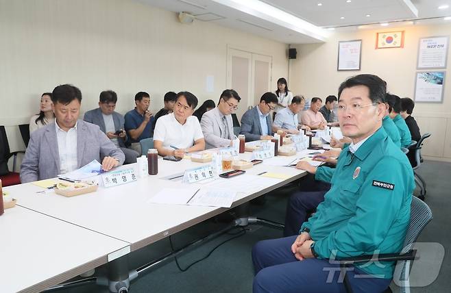 부안군은 21일 군청 3층 중회의실에서 부안 수소도시 조성사업 용역 착수보고회를 개최했다. 부안군 수소도시 조성사업 용역보고회에 권익현 군수가 업무보고를 받고 있다.(부안군 제공)2024.8.21/뉴스1