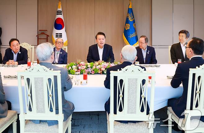 윤석열 대통령이 21일 용산 대통령실 청사에서 열린 통일·외교 원로 오찬 간담회에서 발언을 하고 있다. (대통령실 제공) 2024.8.21/뉴스1 ⓒ News1 송원영 기자