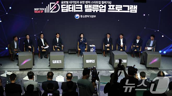 오영주 중소벤처기업부 장관이 21일 오후 서울 강남구 코엑스 스튜디오159에서 열린 '딥테크 밸류업 프로그램' 론칭 행사에서 토크콘서트를 진행하고 있다. 왼쪽부터 전영민 롯데벤처스 대표, 신수정 KT 부사장, 박일평 LG사이언스파크 사장, 김동욱 현대자동차 부사장, 오영주 장관, 박승희 삼성전자 사장, 김동섭 SK하이닉스 사장, 김기수 포스코홀딩스 부사장, 노진율 HD현대중공업 부사장. 2024.8.21/뉴스1 ⓒ News1 구윤성 기자
