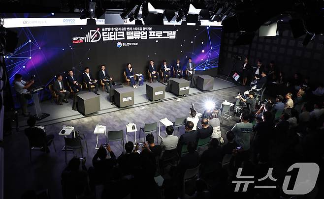 오영주 중소벤처기업부 장관이 21일 오후 서울 강남구 코엑스 스튜디오159에서 열린 '딥테크 밸류업 프로그램' 론칭 행사에서 토크콘서트를 진행하고 있다. 왼쪽부터 전영민 롯데벤처스 대표, 신수정 KT 부사장, 박일평 LG사이언스파크 사장, 김동욱 현대자동차 부사장, 오영주 장관, 박승희 삼성전자 사장, 김동섭 SK하이닉스 사장, 김기수 포스코홀딩스 부사장, 노진율 HD현대중공업 부사장. 2024.8.21/뉴스1 ⓒ News1 구윤성 기자