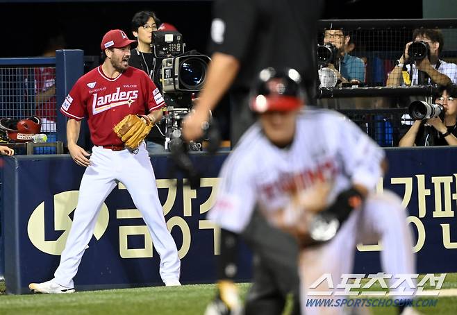 20일 잠실야구장에서 열린 SSG와 LG의 경기, 3회말 무사 1,3루 SSG 앤더슨이 LG 문보경의 내야땅볼때 삼중살로 이닝을 끝낸 내야진을 보며 환호하고 있다. 잠실=허상욱 기자 wook@sportschosun.com/2024.08.20/