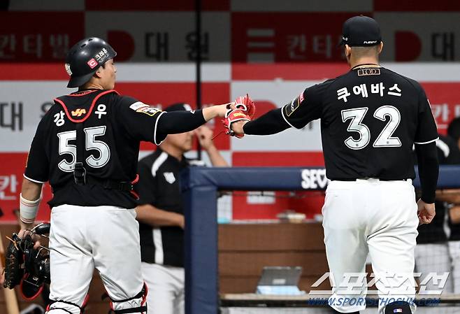17일 고척스카이돔에서 열린 KT와 키움의 경기, 5회말 수비를 마친 KT 쿠에바스-강현우 배터리가 하이파이브를 하고 있다. 고척=허상욱 기자wook@sportschosun.com/2024.07.17/