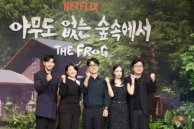 넷플릭스 시리즈 '아무도 없는 숲속에서' 제작발표회에 참석한 배우 윤계상, 이정은, 모완일 감독, 배우 고민시, 김윤석. ⓒ이혜영 기자 lhy@hankooki.com