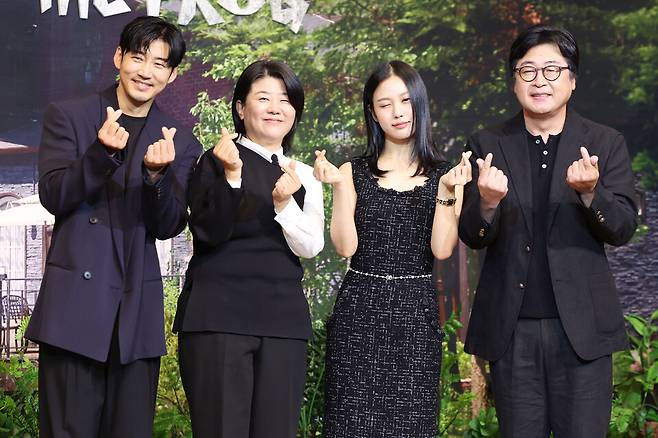 넷플릭스 시리즈 '아무도 없는 숲속에서' 제작발표회에 참석한 배우 윤계상, 이정은, 고민시, 김윤석. ⓒ이혜영 기자 lhy@hankooki.com