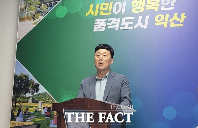 유원향 익산시 바이오농정국장이 21일 익산시청 기자실에서 정례브리핑을 하고 있다./홍문수 기자