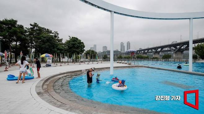 기사와 직접 연관 없는 사진. 서울 뚝섬한강공원에서 시민들이 물놀이를 즐기고 있다. 사진=아시아경제