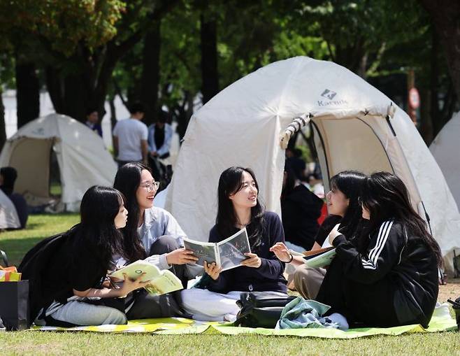 5월9일 오후 경기도 수원시 성균관대학교 자연과학캠퍼스 잔디밭에서 열린 '북 피크닉' 행사에서 학생들이 책을 읽고 있다. [이미지출처=연합뉴스]